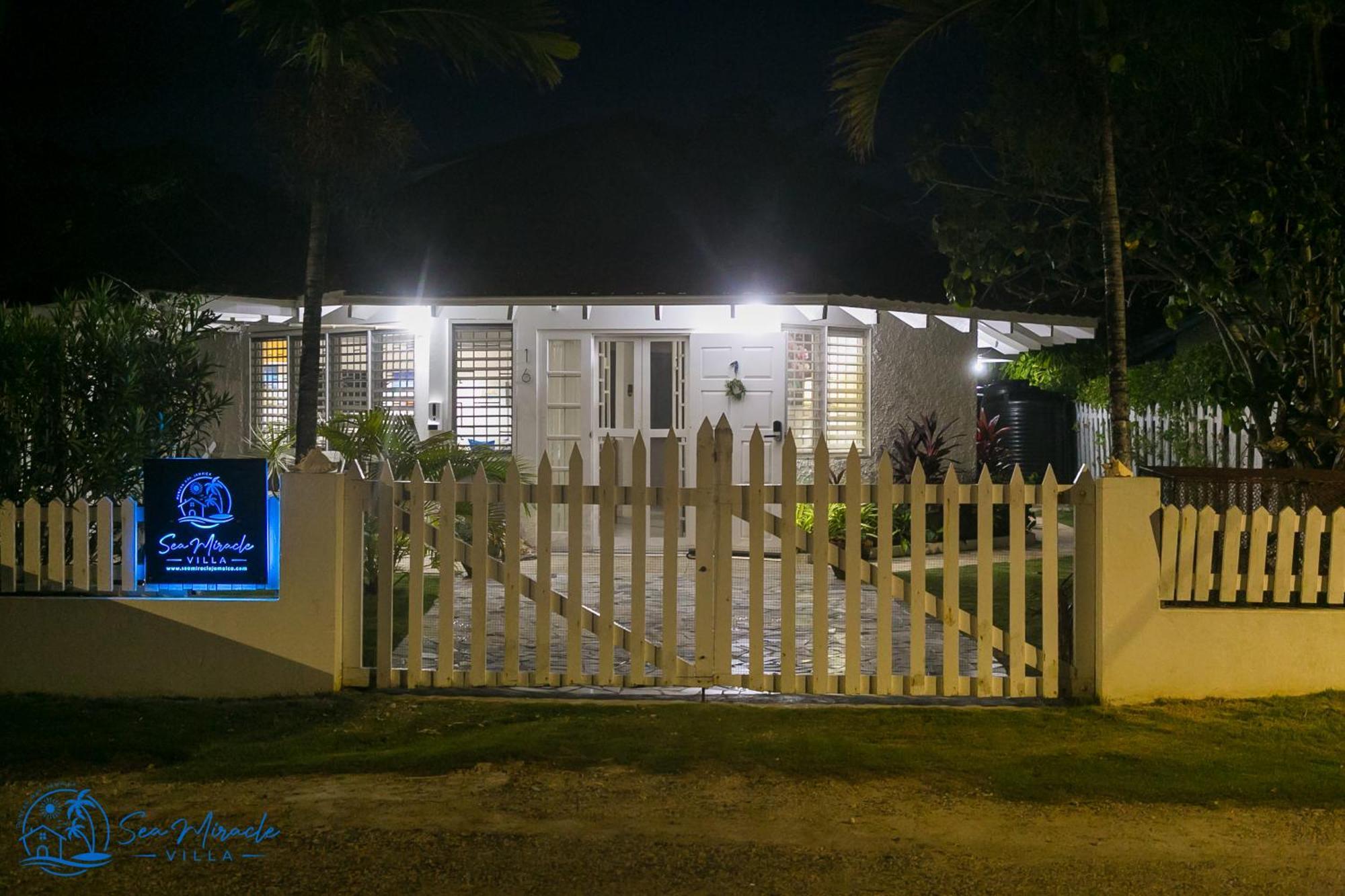 Sea Miracle Villa/Beach Cottage Silver Sands Bagian luar foto